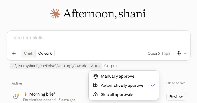 תפריט ההרשאות בחשבון שלי, 20.9, עדיין ב-Cowork: שלוש אפשרויות, ו-Automatically approve מסומן. בגרסה החדשה נשארות שתיים, וברירת המחדל Manual.